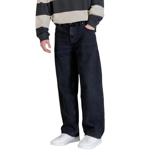 Calvin Klein Jeans men black cotton denim jeans with dark-wash, relaxed straight-leg cut and classic stitching details