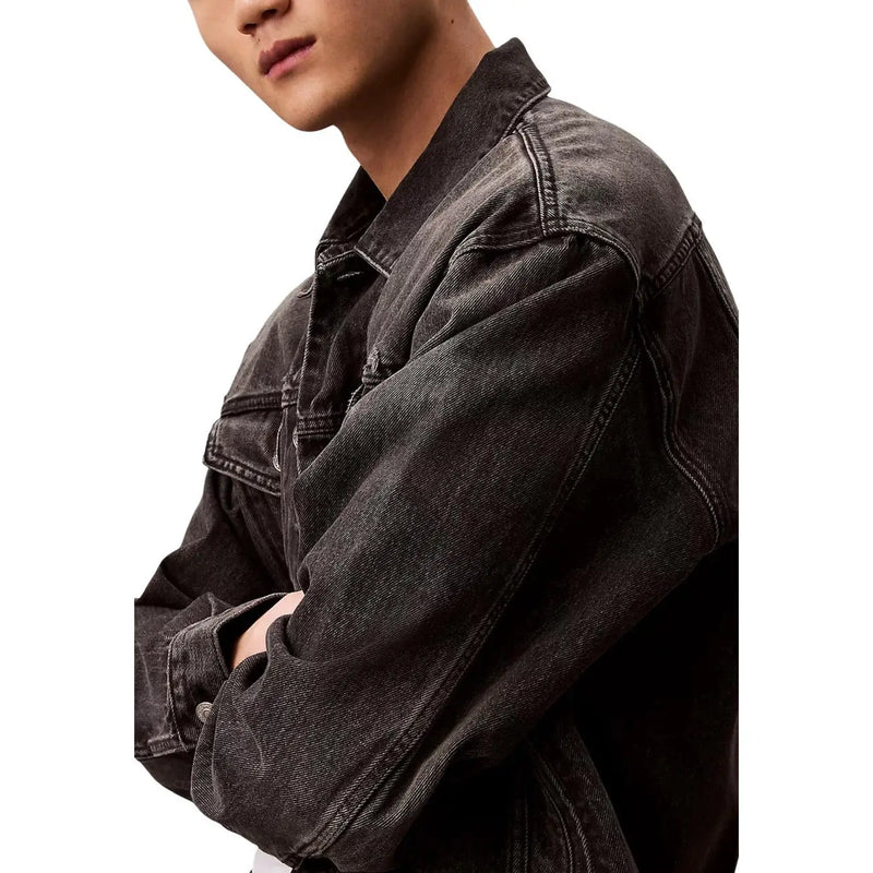 Calvin Klein Jeans Schwarze Herren-Baumwolljacke in klassischer Passform mit dunkelblauer Denim-Waschung, klassischen Nähten und strukturierter Waschung.