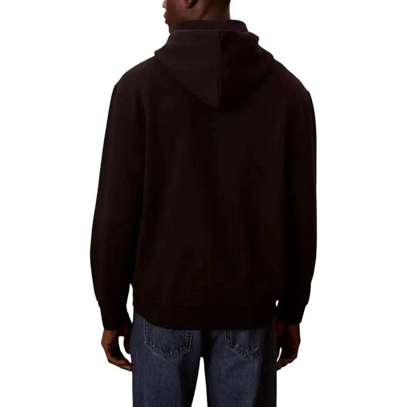 Calvin Klein Jeans Schwarzes Herren-Sweatshirt aus Baumwolle mit Rundhalsausschnitt und dunkelbrauner, langärmeliger Kapuze mit Rippbündchen.
