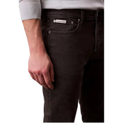 Abbildung der Rückseite der dunklen Lasur Calvin Klein Schwarze Herrenjeans aus Baumwollstretch mit Markenlabel an der Tasche