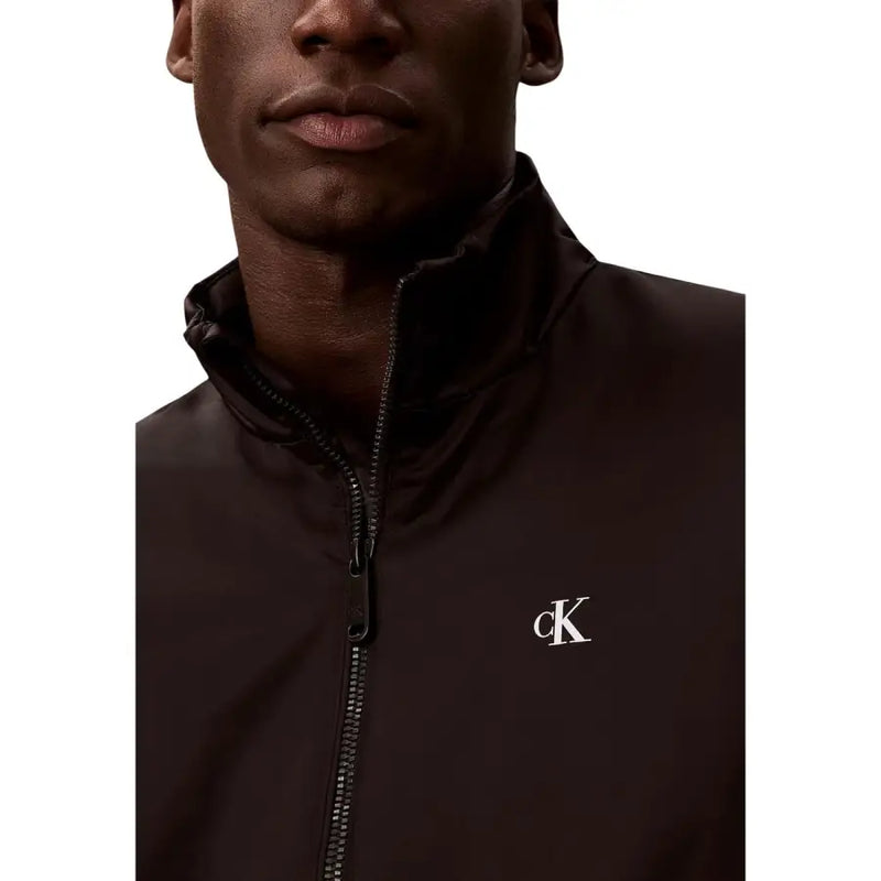 Calvin Klein Jeans Schwarzer Herren-Polyesterblazer mit Reißverschluss und weißem Brustlogo für Freizeit und Business.