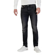Jean Calvin Klein pour homme, coupe slim, en denim de coton noir, avec délavage subtil, surpiqûres classiques et passants de ceinture.