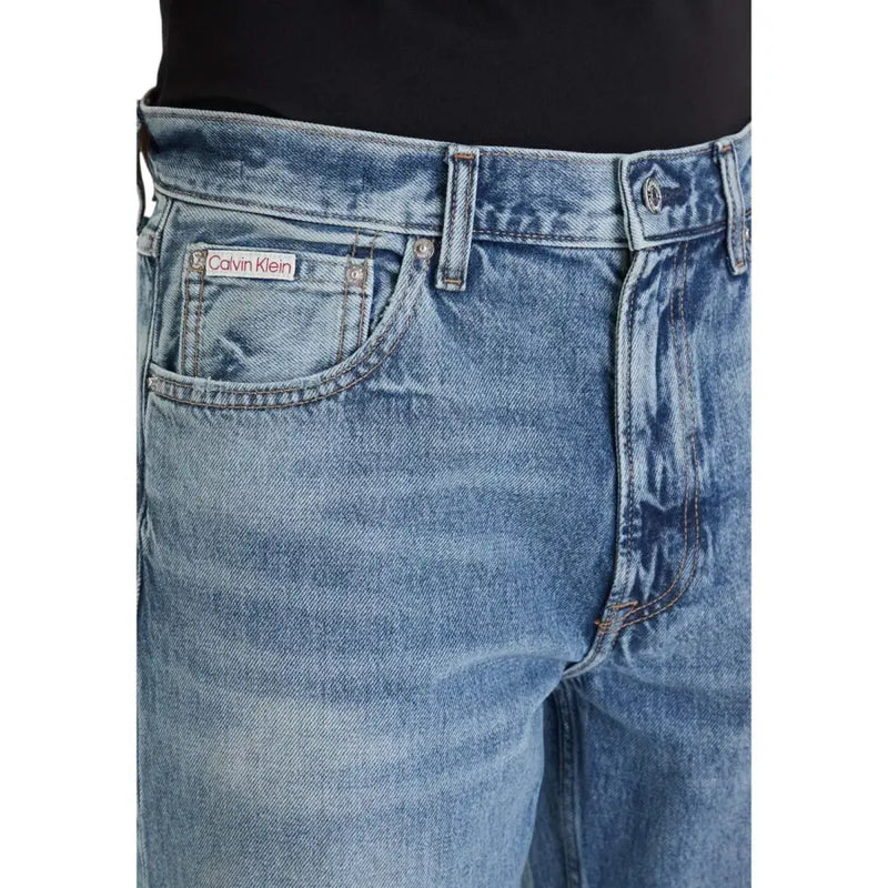 Rückansicht einer mittelblauen Calvin Klein Jeans für Herren mit klassischem Five-Pocket-Design aus 100 % Baumwolle.