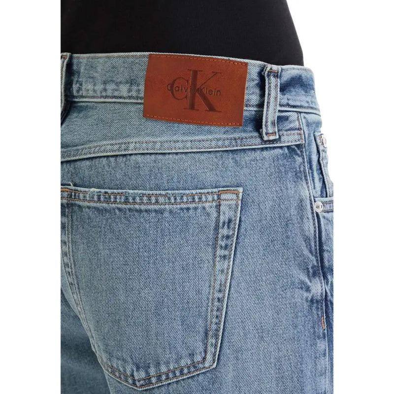 Rückansicht einer hellen Jeans aus Denim mit braunem Leder Calvin Klein Markenpatch, klassisch, aus 100 % Baumwolle