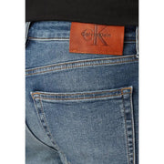 Vue arrière d'un jean Calvin Klein bleu stretch avec étiquette en cuir marron sur la ceinture en coton mélangé