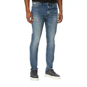 Vue arrière de Calvin Klein Jeans Jean slim bleu stretch pour homme, délavage délavé et écusson de marque à la ceinture.