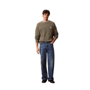 Olivgrüner, gerippter Baumwollpullover mit kleinem weißen Logo auf der Brust aus der Calvin Klein Jeans Herrenkollektion