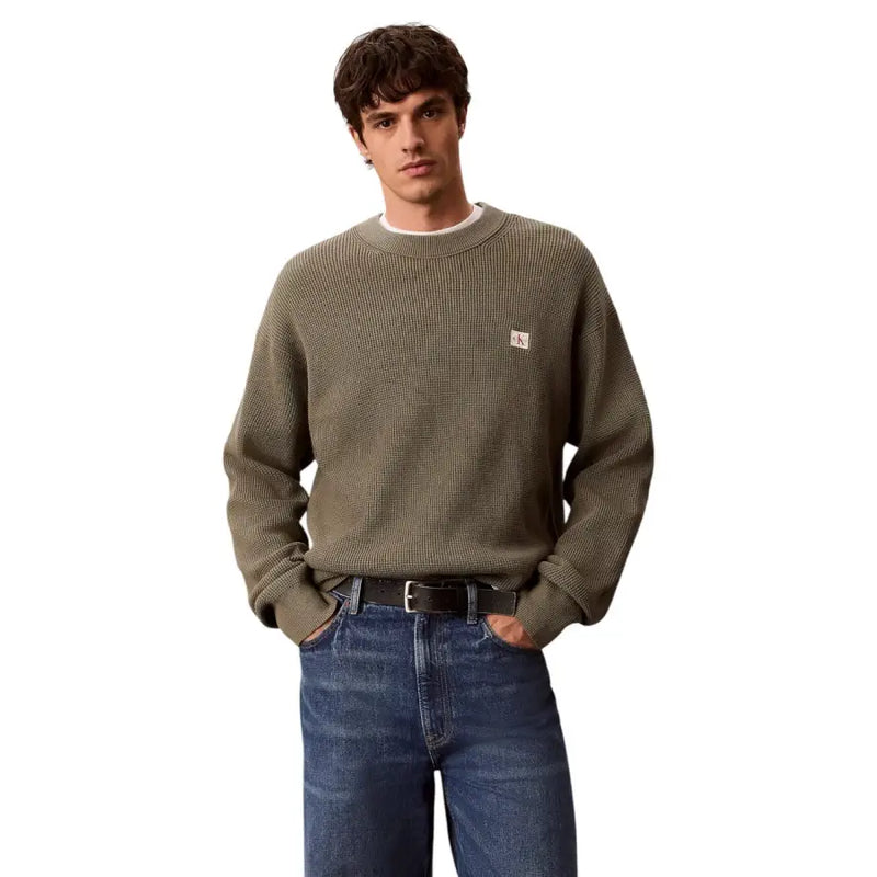 Calvin Klein Jeans Herren grüner Baumwollpullover mit Waffelstrickmuster, strukturierter Strickstruktur und kleinem Markenlabel auf der Brust