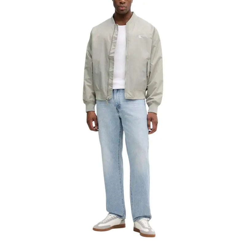 Calvin Klein Jeans Grüner Herrenblazer aus Polyamid mit Reißverschluss und hellbeige Bomberjacke mit dezentem, gesticktem Logo auf der Brust