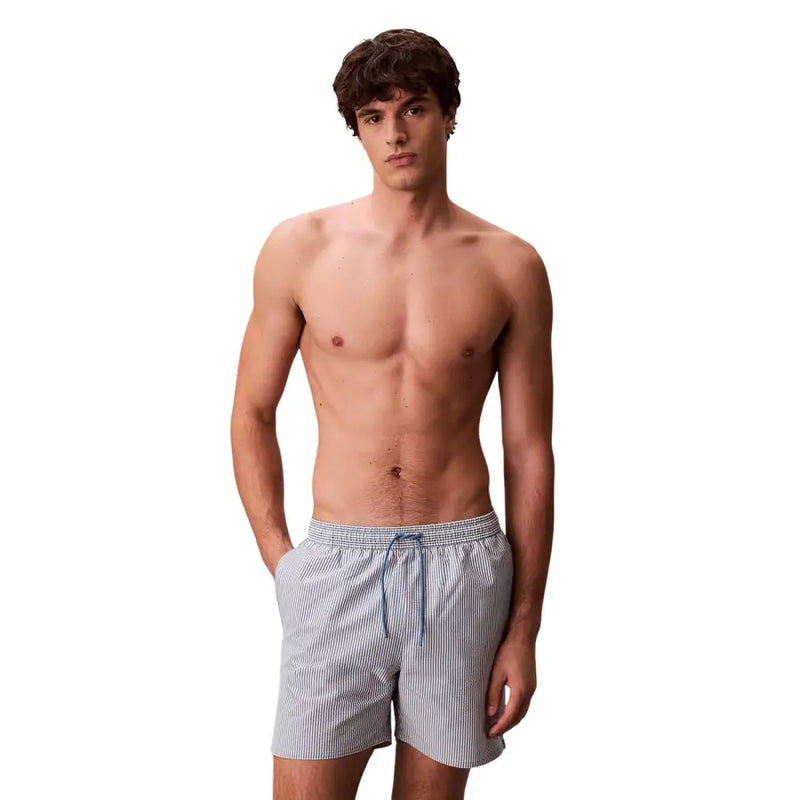 Calvin Klein Jeans Graue Herren-Badehose mit Kordelzug, Größe M, mit hellblau-weiß gestreiften Badehosen und passendem Kordelzug