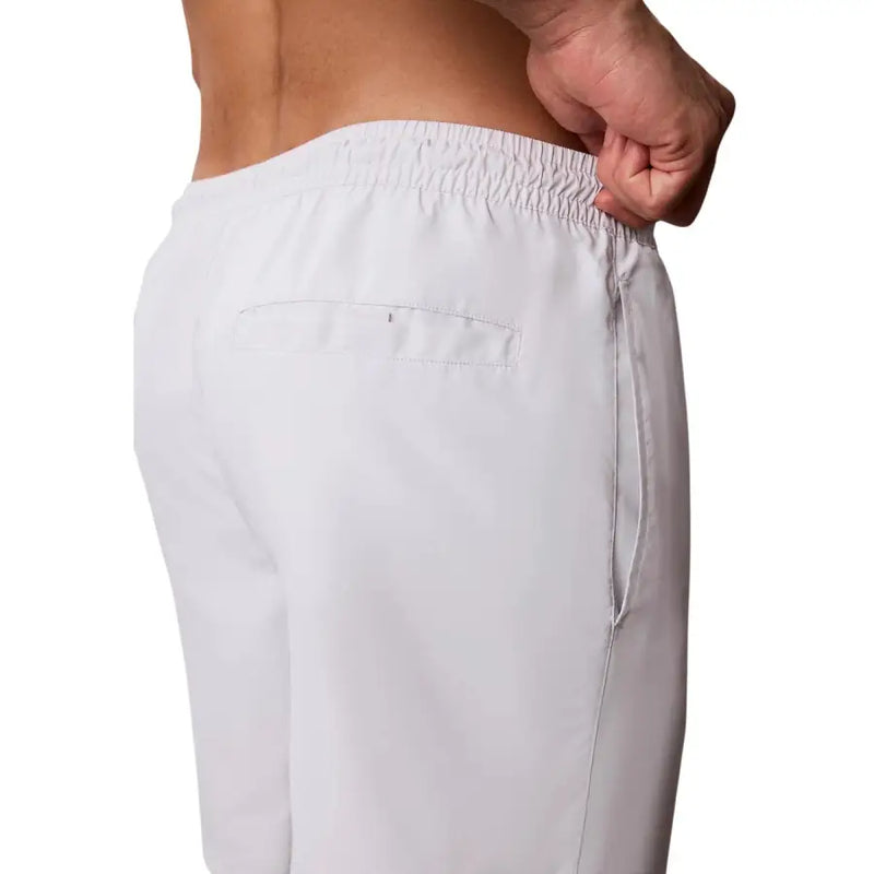Calvin Klein Herren-Jeans, grau, mittelgroß, leichte Sportshorts mit elastischem Bund und Gesäßtasche, Rückansicht