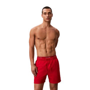 Calvin Klein Jeans Herren-Badehose in Rot mit Kordelzugbund, passend zur mittelgrauen Bademodenkollektion