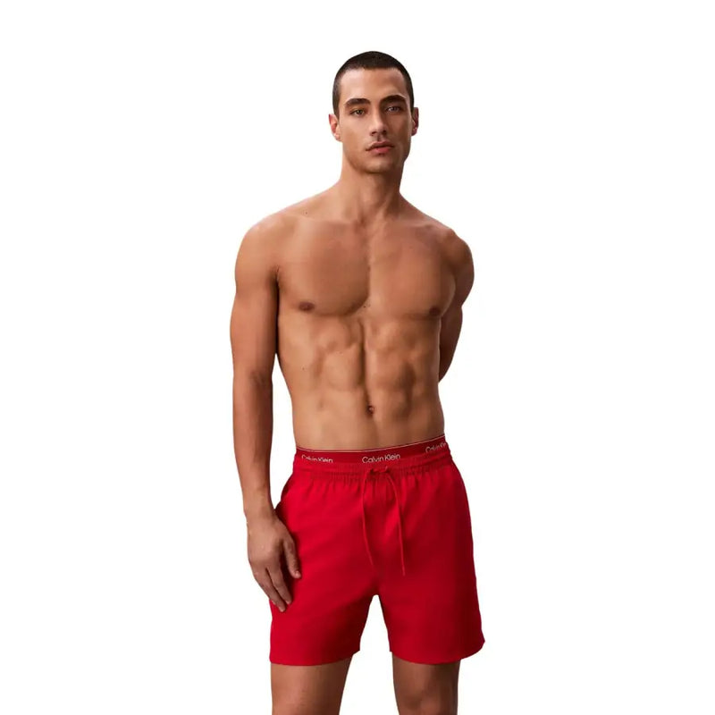 Calvin Klein Jeans Herren-Badehose in Rot mit Kordelzugbund, passend zur mittelgrauen Bademodenkollektion