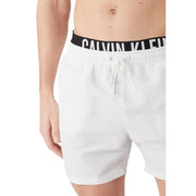 Calvin Klein Jeans Maillot de bain homme, short de bain blanc en polyester avec ceinture élastique noire et logo blanc.