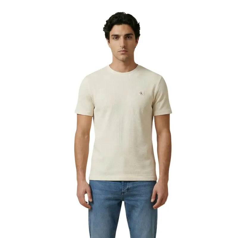 cremefarben Calvin Klein Jeans Männer t-shirt mit dezenter Webstruktur und kleinem, gesticktem Logo auf der linken Brust