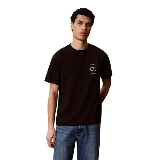 Schwarz Calvin Klein Jeans Herren-T-Shirt aus Baumwolle mit weißem, rundem Logo auf der linken Brust und Rundhalsausschnitt