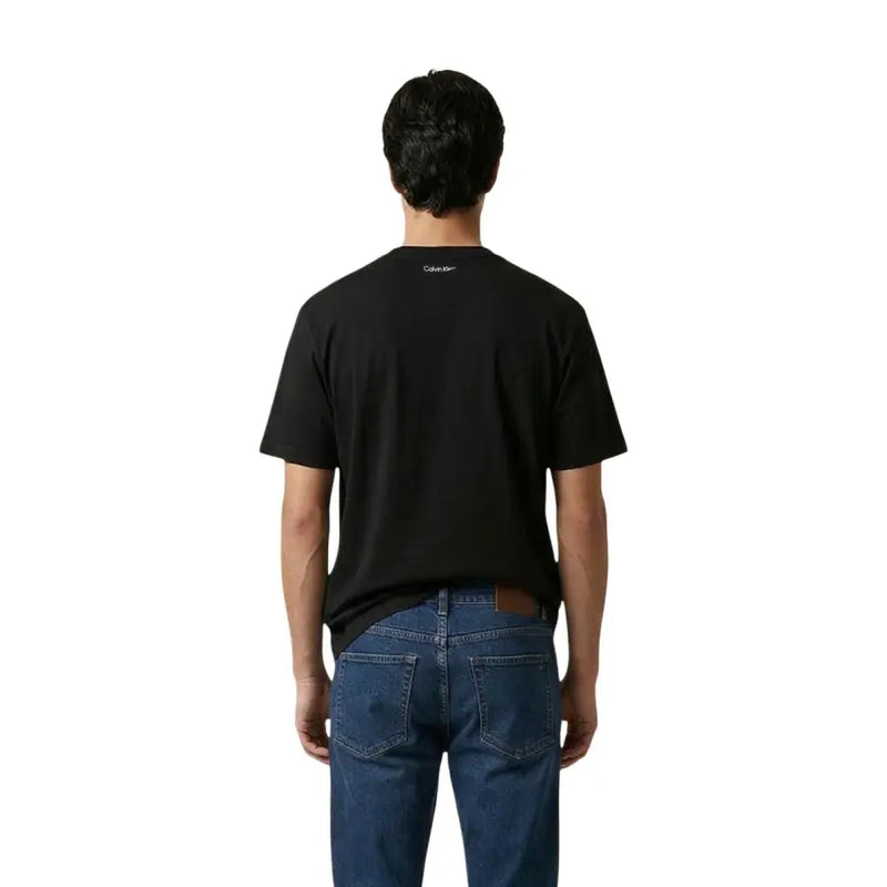 Schwarzes Calvin Klein Jeans Herren-T-Shirt mit dezentem weißen Logo am Halsausschnitt aus kurzärmeligem Baumwollstoff