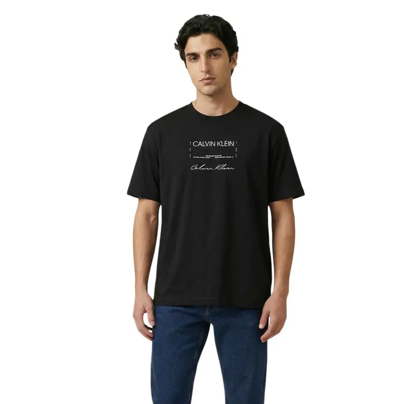 Schwarz Calvin Klein Jeans Herren-T-Shirt mit weißem Logo und charakteristischem Aufdruck aus kurzärmeligem Baumwollmaterial