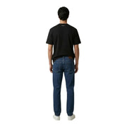 Dunkelblaue Jeans mit klassischem Fünf-Taschen-Design und braunem Lederpatch am Bund, kombiniert mit einem schwarzen Baumwoll-T-Shirt von Calvin Klein