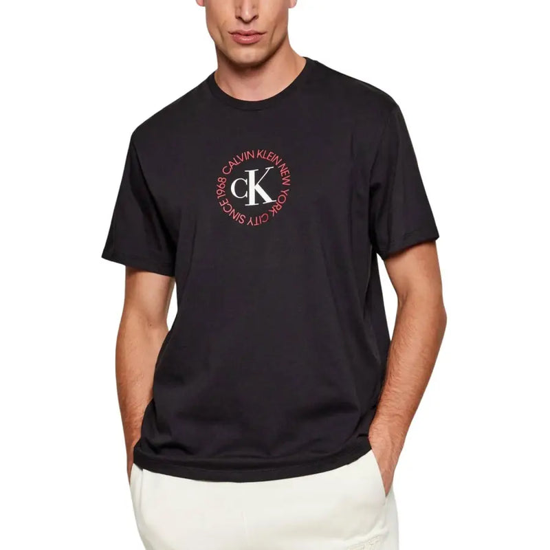Schwarz Calvin Klein Jeans Männer t-shirt mit kreisförmigem, weiß-rosa CK-Logo auf der Vorderseite