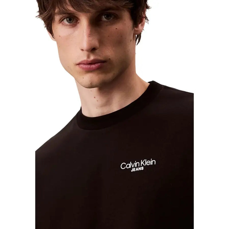 Calvin Klein Jeans Schwarzes Herren-T-Shirt aus Baumwolle mit weißem, gesticktem Logo auf der Brust für die Freizeit.