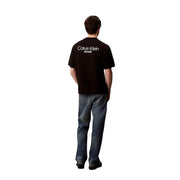 Rückansicht eines schwarzen Calvin Klein Jeans Herren-T-Shirts aus Baumwolle mit weißem Logodruck auf der Rückseite.