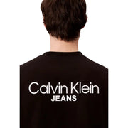 Rückansicht eines schwarzen Calvin Klein Jeans Herren-T-Shirts aus Baumwolle mit auffälligem weißen Aufdruck auf der Rückseite.