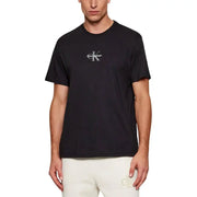 Calvin Klein Jeans hommes t-shirt en coton noir avec un blanc Calvin Klein logo sur le devant de la poitrine