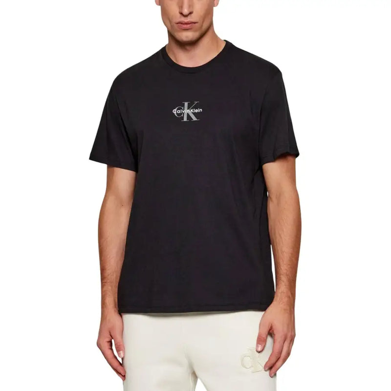 Calvin Klein Jeans hommes t-shirt en coton noir avec un blanc Calvin Klein logo sur le devant de la poitrine