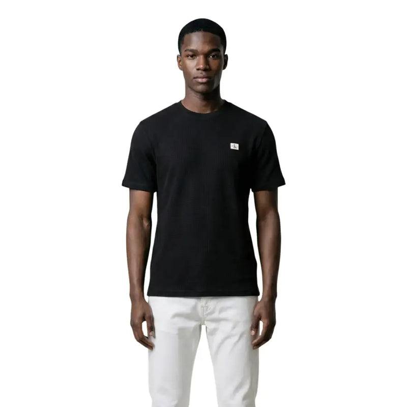 Schwarz Calvin Klein Jeans Männer t-shirt mit kleinem weißen Logo auf der linken Brust, aus weichem Baumwollstoff gefertigt