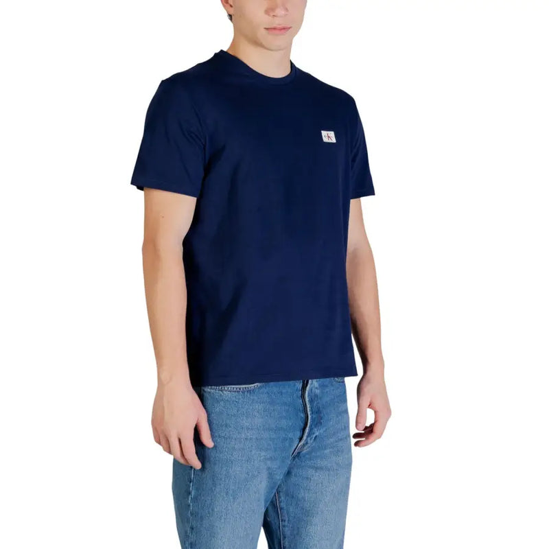 bleu marine Calvin Klein Jeans T-shirt homme en coton avec un petit logo blanc sur le devant gauche