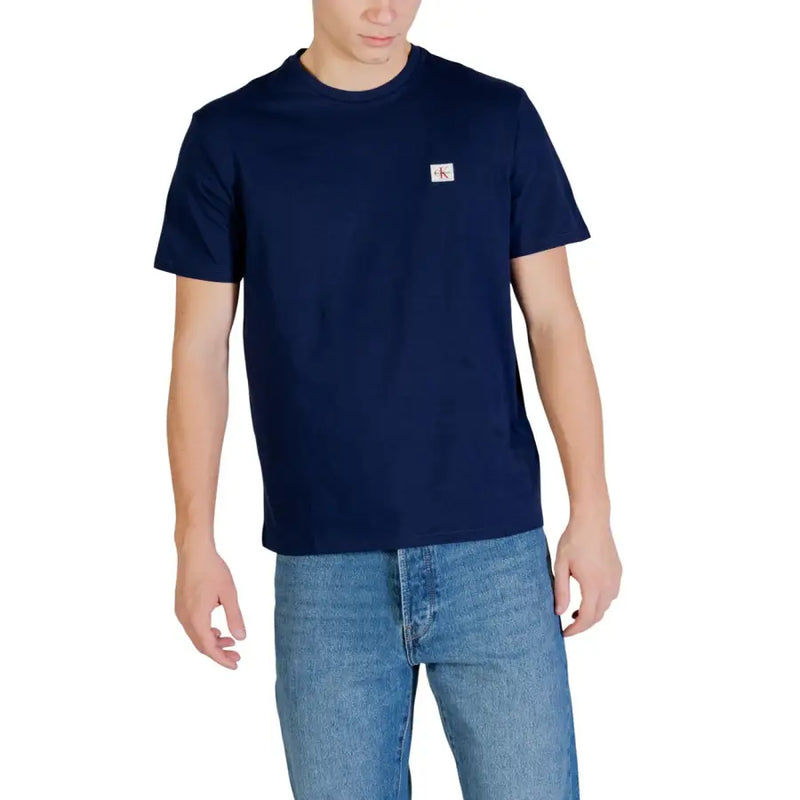 T-shirt homme Calvin Klein Jeans bleu marine en coton avec petit logo blanc sur la poitrine gauche, style années 30.