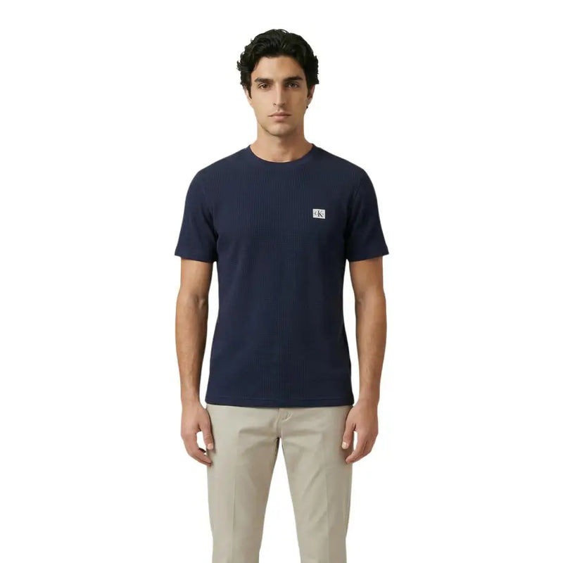 Calvin Klein Jeans Männer t-shirt Marineblaues, geripptes Baumwollshirt mit kleinem weißen Logo auf der linken Brustseite