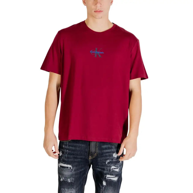Bordeaux Calvin Klein Jeans hommes t-shirt avec un logo brodé discret sur la poitrine dans un tissu confortable