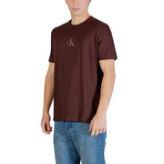 Calvin Klein Jeans Herren-T-Shirt aus brauner Baumwolle mit Rundhalsausschnitt und dezentem, gesticktem CK-Logo auf der Brust
