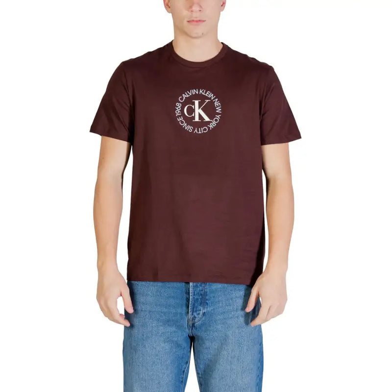 Calvin Klein Jeans Herren-T-Shirt aus brauner Baumwolle mit Rundhalsausschnitt, bordeauxrotem Farbton und weißem CK-Monogramm-Logo-Aufdruck