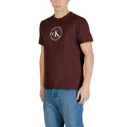 Bordeauxrotes Calvin Klein Jeans Herren-T-Shirt aus Baumwolle mit weißem CK-Monogramm-Kreislogo und dem Aufdruck „New York City since 1988“.