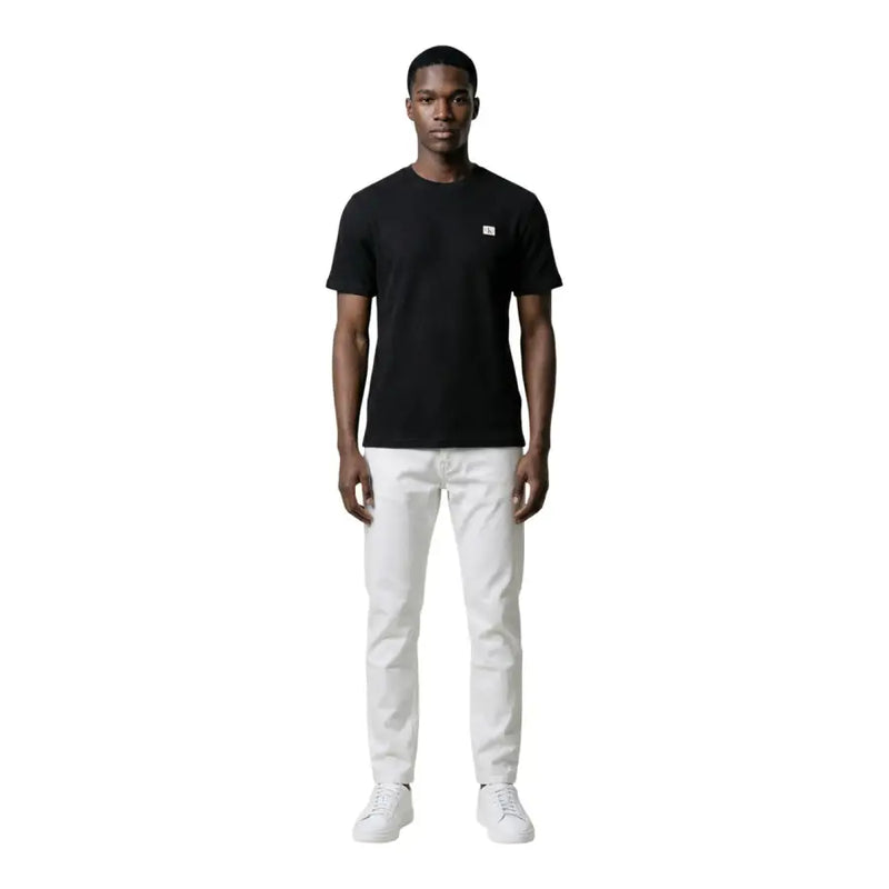Schwarz Calvin Klein Jeans Männer t-shirt mit einem kleinen weißen Logo auf der linken Brustseite und kurzen Ärmeln