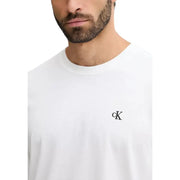 Weiß Calvin Klein Jeans Rundhalsausschnitt t-shirt mit kleinem, schwarzem, gesticktem CK-Logo auf der linken Brust für Herren