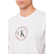 Weiß Calvin Klein Jeans Männer t-shirt mit einem kreisförmigen roten Logo mit den Initialen ck und Text auf der Vorderseite