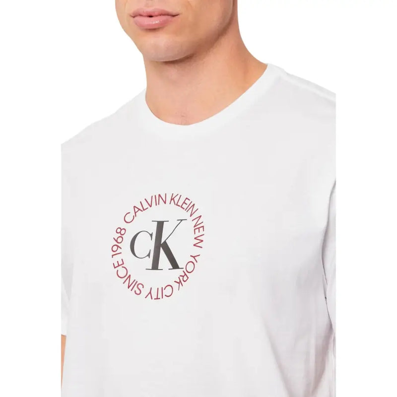 Weiß Calvin Klein Jeans Männer t-shirt mit einem kreisförmigen roten Logo mit den Initialen ck und Text auf der Vorderseite