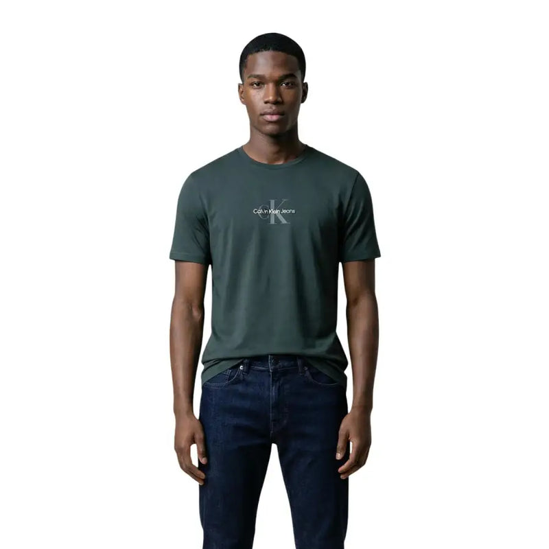 Calvin Klein Jeans hommes t-shirt en tissu doux, de couleur vert foncé avec un logo blanc discret sur la poitrine.