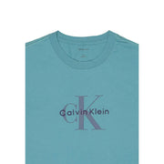 Hellblau Calvin Klein Jeans Männer t-shirt mit einem dezenten, lilafarbenen CK-Logo auf der Brust
