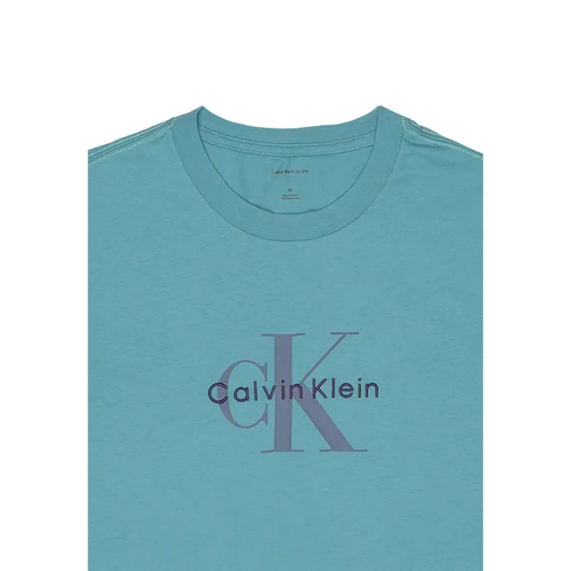 Hellblau Calvin Klein Jeans Männer t-shirt mit einem dezenten, lilafarbenen CK-Logo auf der Brust