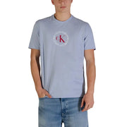 Hellblau Calvin Klein Jeans Männer t-shirt mit einem kreisförmigen, rot-weißen CK-Logo auf der Vorderseite