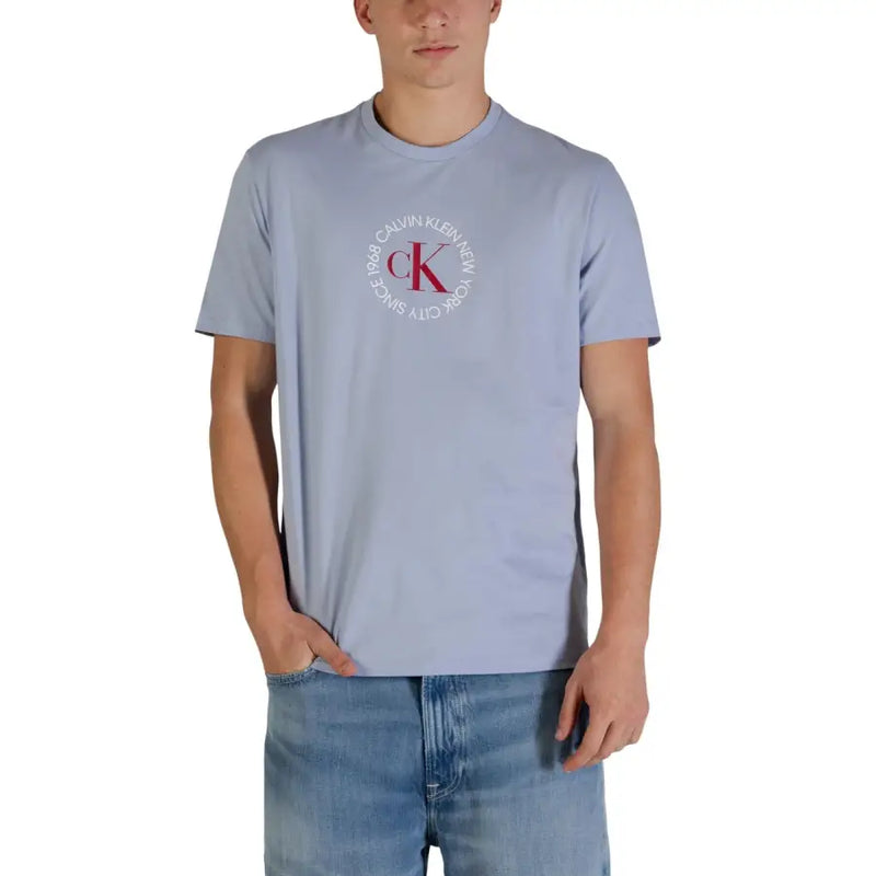 Hellblau Calvin Klein Jeans Männer t-shirt mit einem kreisförmigen, rot-weißen CK-Logo auf der Vorderseite