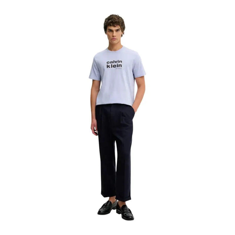 Hellblaues Calvin Klein Jeans Herren-T-Shirt mit schwarzem Logoprint aus lilafarbener Baumwolle mit Rundhalsausschnitt