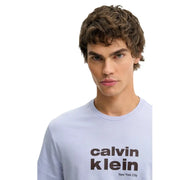 Hellblaues Calvin Klein Jeans Herren Langarm-Baumwoll-T-Shirt mit auffälligem schwarzem Logo und New York City-Schriftzug