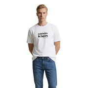Weiße Baumwolle Calvin Klein Jeans Herren-T-Shirt mit schwarzem Calvin Klein Das Logo von New York City ist auf der Brust aufgedruckt.