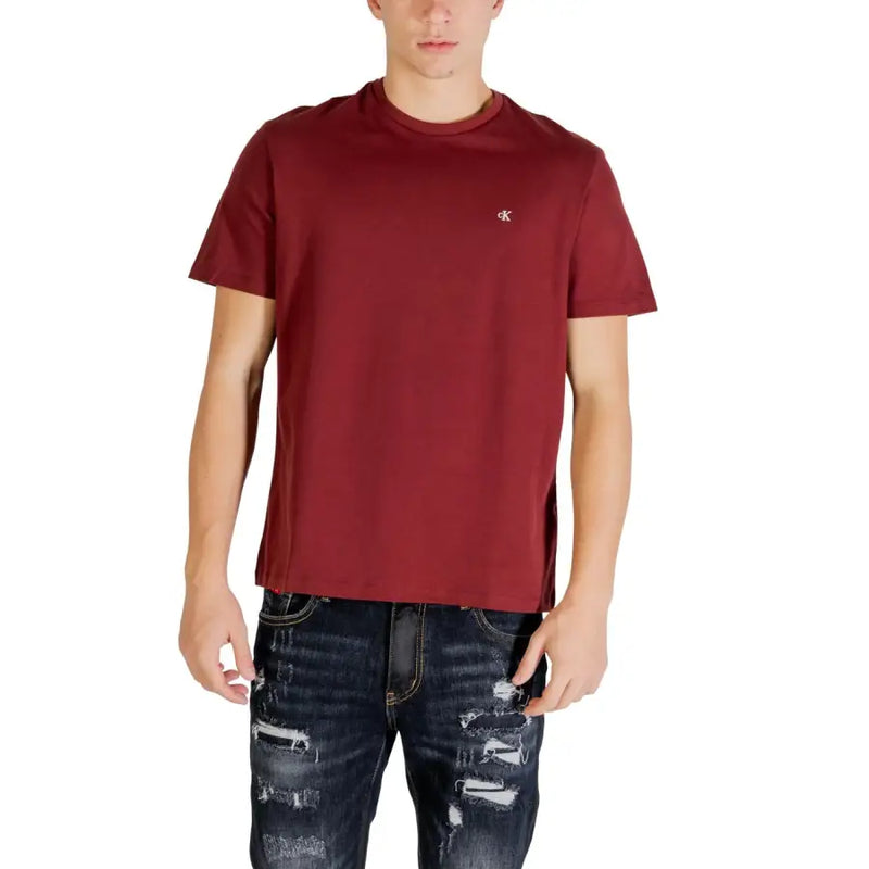 Calvin Klein Jeans men t-shirt in maroon with small embroidered logo on left chest, made from soft cotton fabric